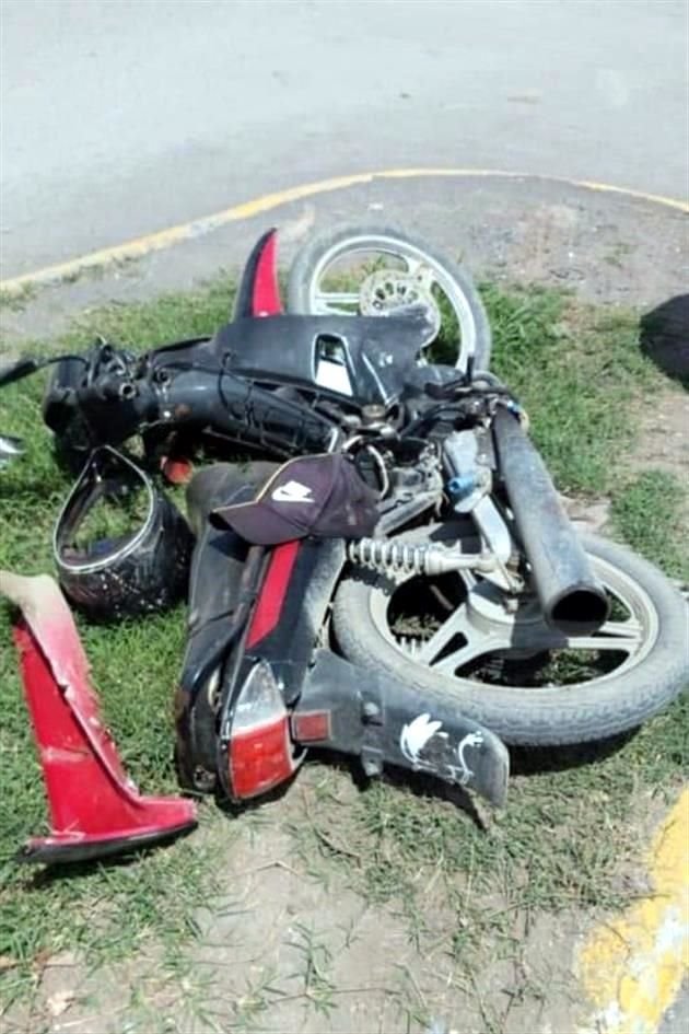 El accidente se registró en las calles Simón Bolívar y General Terán alrededor de las 14:00 horas, donde el motociclista, tras ser impactado, cayó lesionado sobre la carpeta asfáltica.