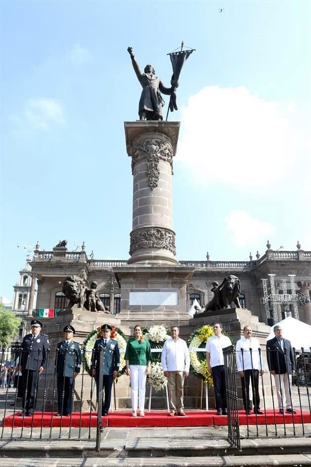 El Gobernador Jaime Rodríguez, acompañado los funcionarios de su gabinete estatal, hicieron una muy breve guardia de honor frente al monumento de Miguel Hidalgo.