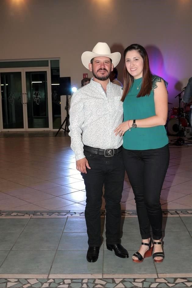 Diego Ramos y Melissa Medellín de Ramos, hermano de la festejada
