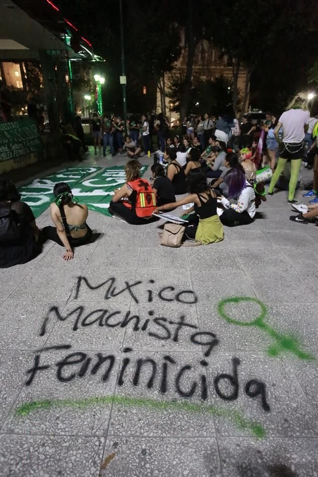 El Municipio de Monterrey confirmó mediante su departamento de Prensa que la joven fue detenida por los presuntos daños en la Plaza Zaragoza.