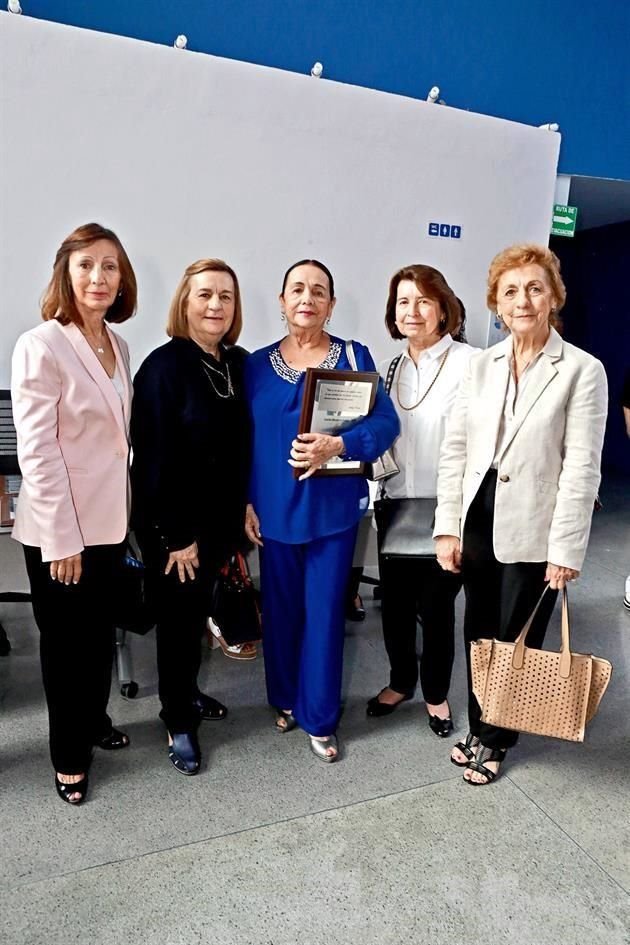 Lourdes, Manina, Rosario, Angelina y Consuelo Zambrano Páez