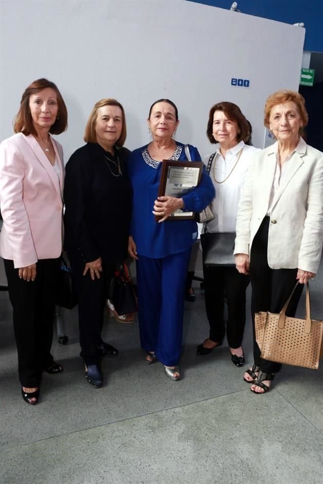 Lourdes, Manina, Rosario, Angelina y Consuelo Zambrano Páez