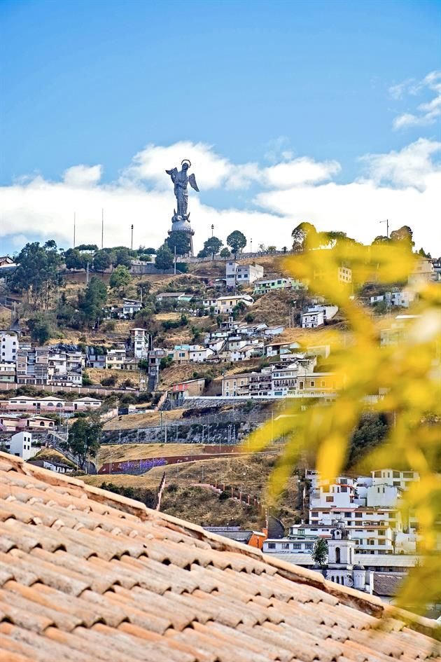 La estatua de la Virgen del Cerro del Panecillo.
