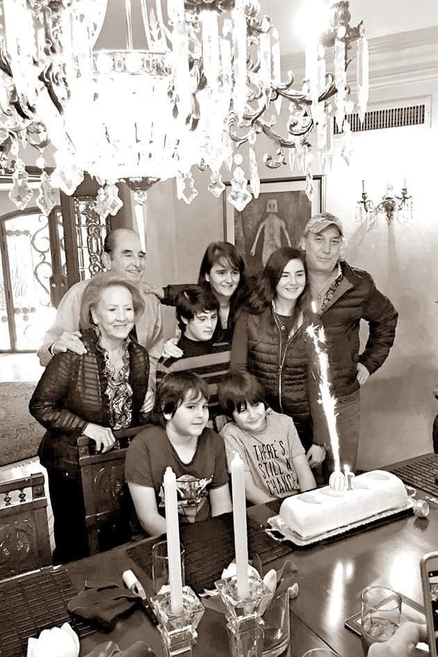 Con su esposa, su hijo Hernán, su nuera Romelia Milmo y sus nietos Hernán, Romelia, Daniel y Santiago Sada Milmo