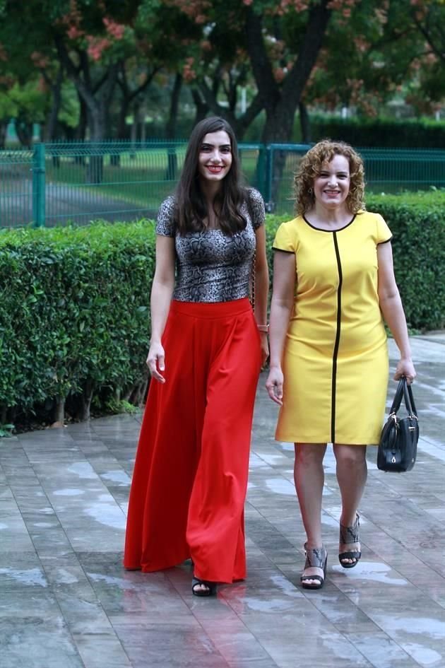 Érika Samantha González de Fernández y Mayra Flores de Garza