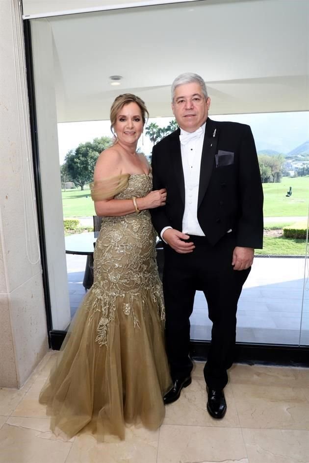 Papás de la novia: Mónica Villarreal de Lozano y Roberto Lozano González