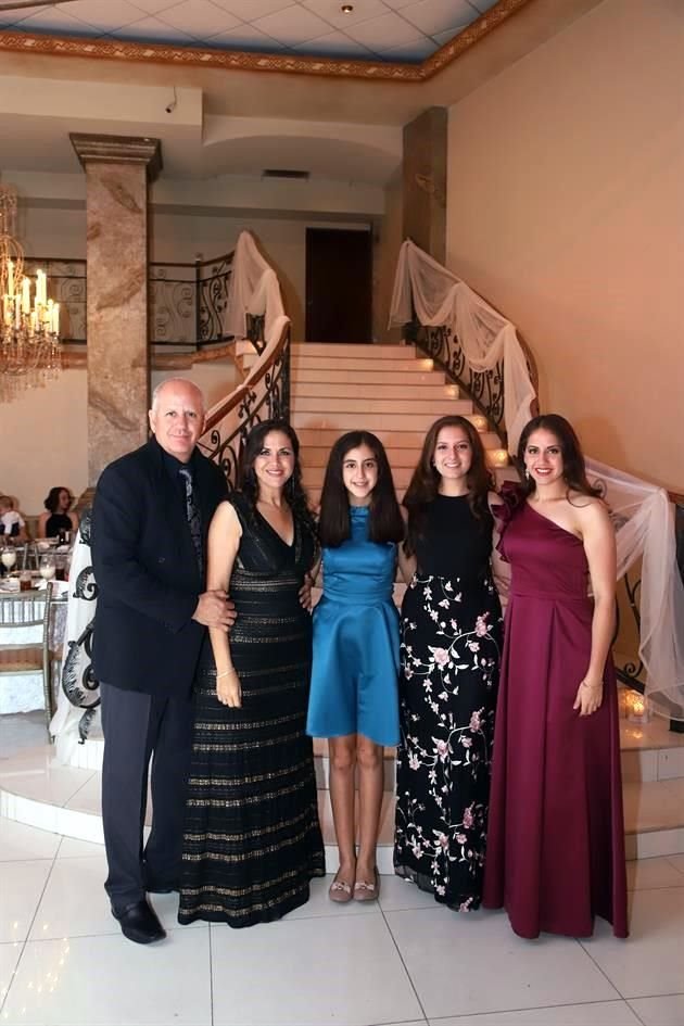 Angel Campos, María del Socorro de Campos, Anyeli Campos, Evelyn Campos y Melissa Campos