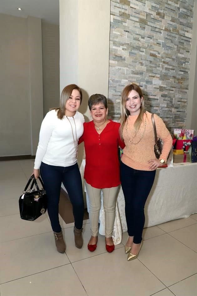 Claudia Montoya, Guadalupe Martínez y Andrea Montoya