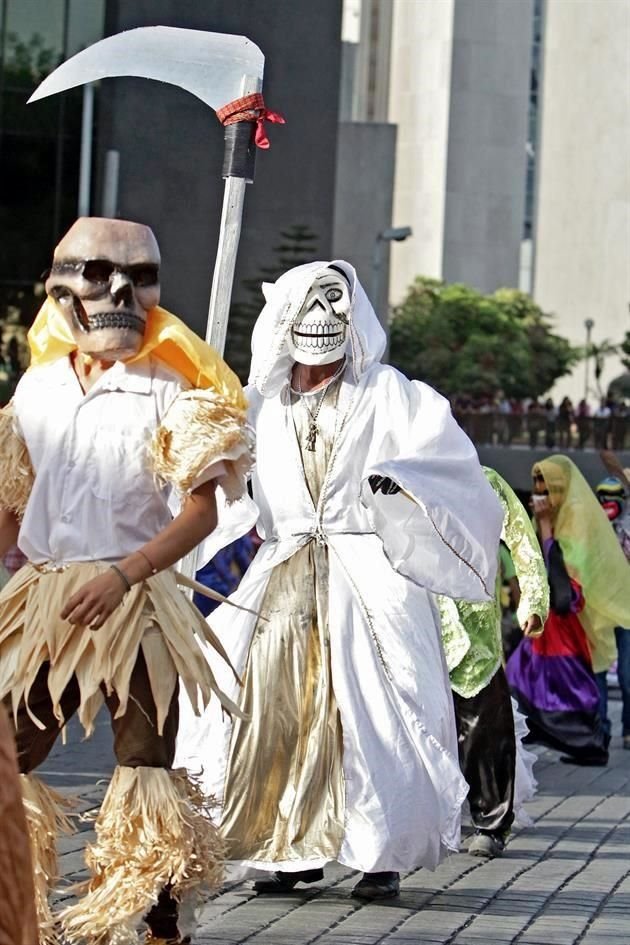 El desfile recorrió las calles Zaragoza y Zuazua. Las máscaras y los disfraces alusivos a la muerte son parte divertida de esta tradición.