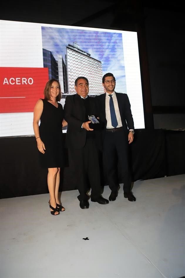 PREMIO CALLI Edificio con ms de 50 aos construido Condominio Acero, Carlos Valle y Andrs Garza, entrega Nora Toscano