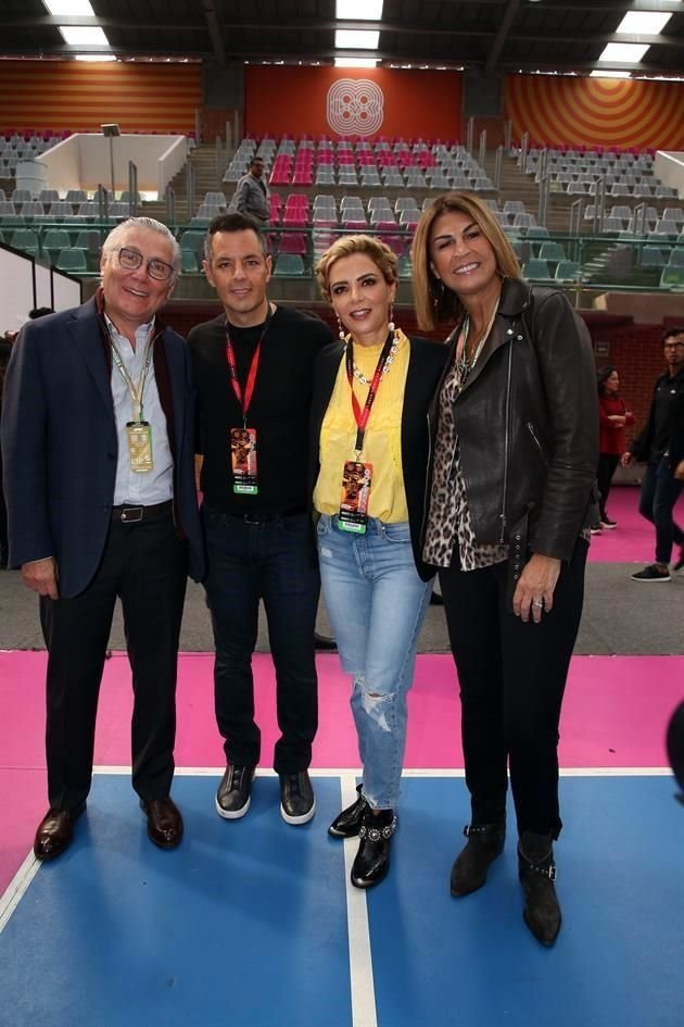 Víctor Murillo, Alejandro Murat, Ivette Murat y Guillermina Pilgram en F1 GPMX Autódromo Hermanos Rodríguez, 27 10 2019.