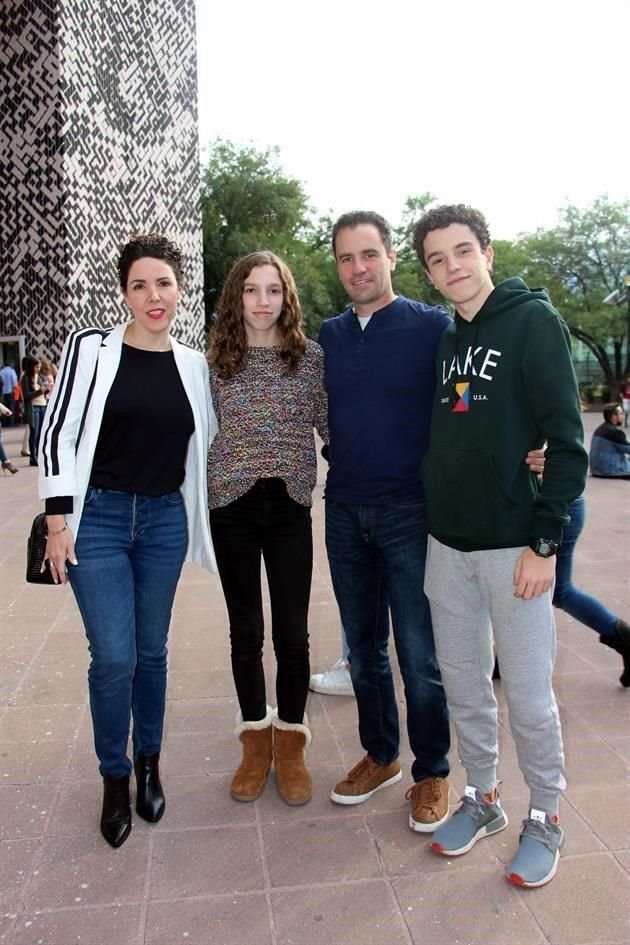Alejandra García de Álvarez, María José Álvarez, Pepe Álvarez y José Andrés Álvarez