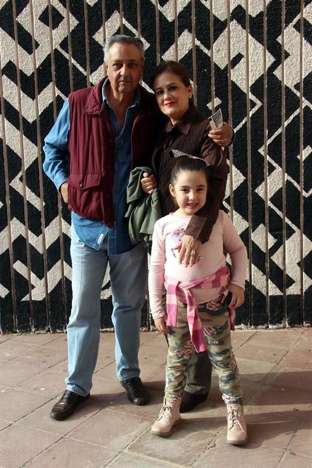 Enrique González, Pina Serna de González y María José Diez Canseco González