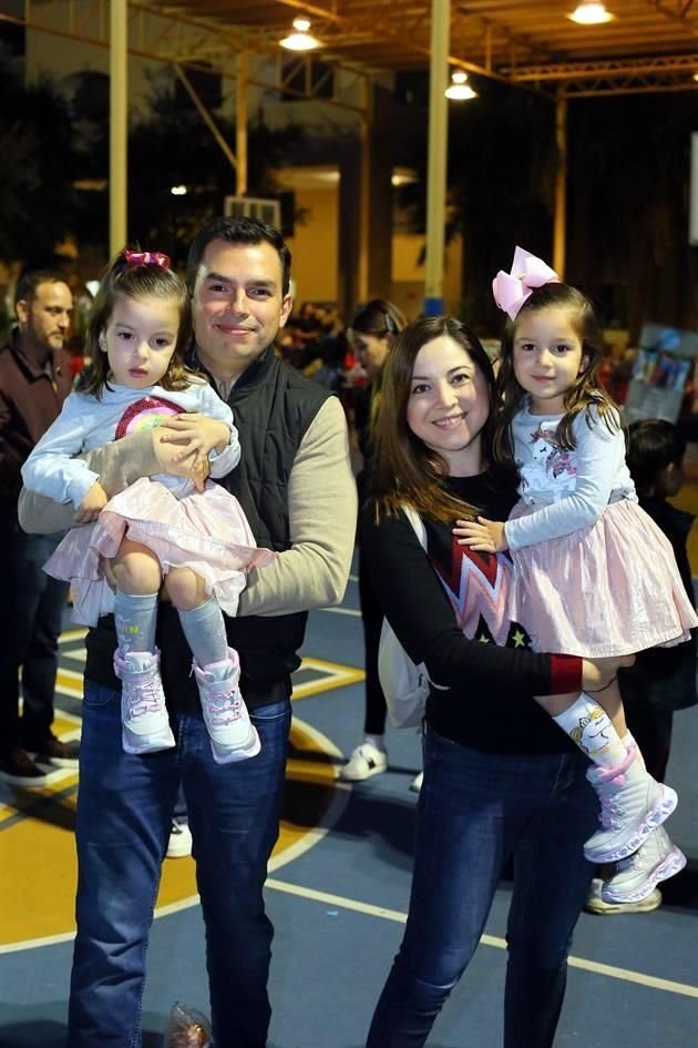 Ricardo Romero y Adriana Garza de Romero con Camila y Paula Romero