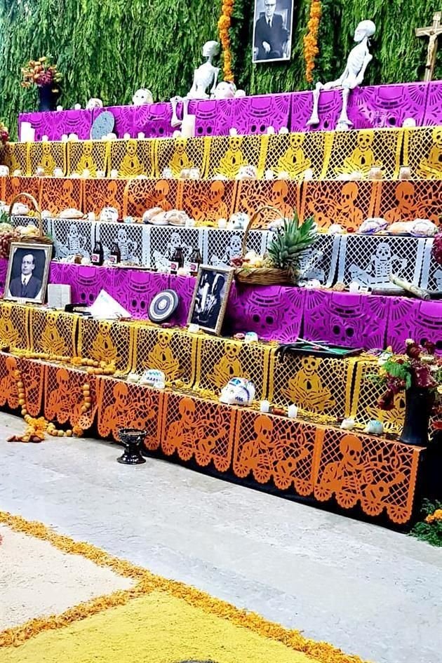 El lunes 28 de octubre, integrantes del Congreso del Estado colocaron un Altar de Muertos en honor al empresario regiomontano Eugenio Garza Sada.