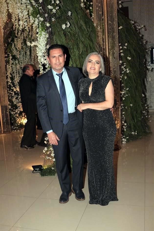 Óscar López y Mayra Saldívar de López