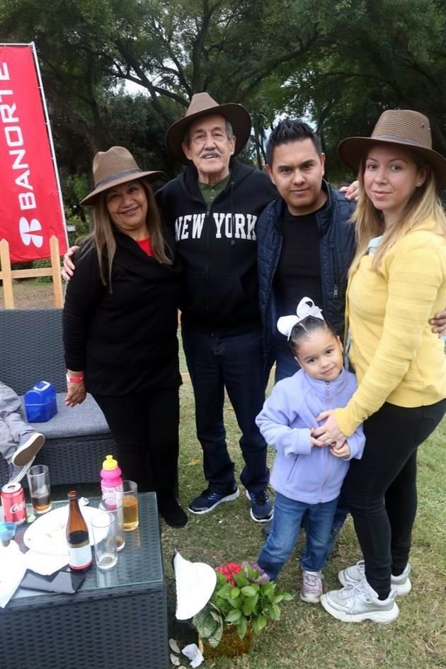 Claudia de González, Marcos González, Marcos González Jr Dora Hernández y Nina González