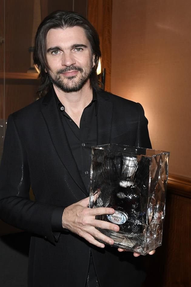 El cantante colombiano, de 47 años, recibió el premio honorífico Persona del Año.