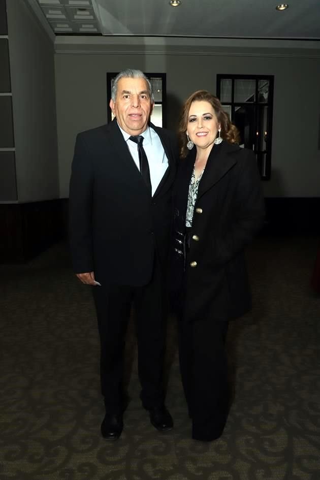 Óscar López y Leticia Buentello