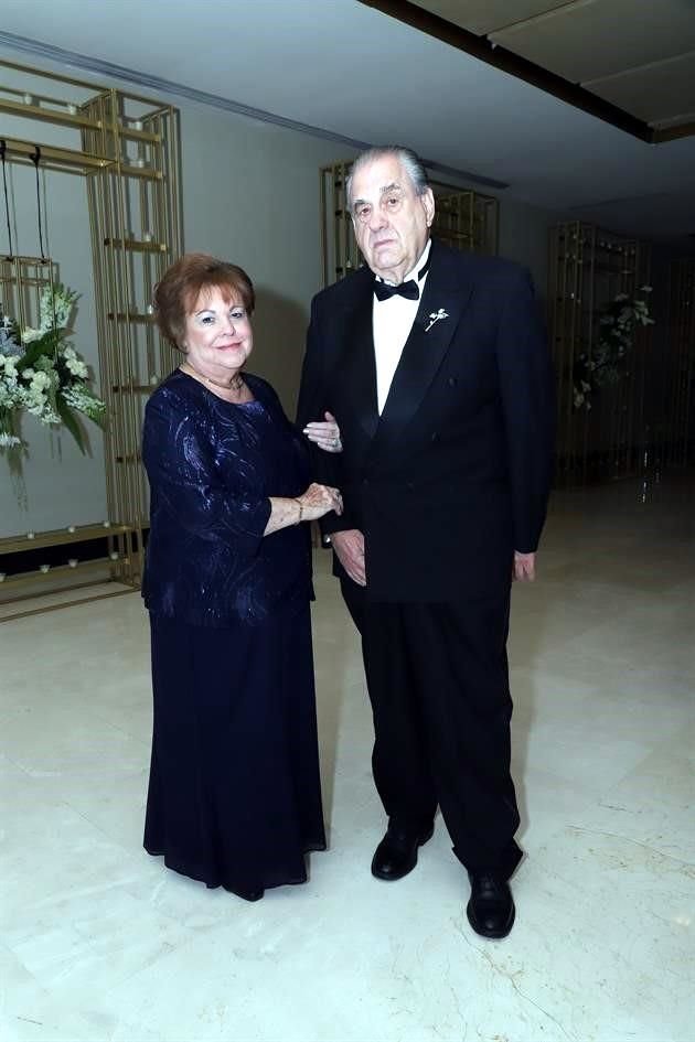 Dolores Villarreal de Galván y Leonel Galván Martínez