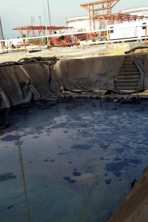 La Refinería de Cadereyta tiene una laguna de desechos de combustible que el Estado pide investigar.