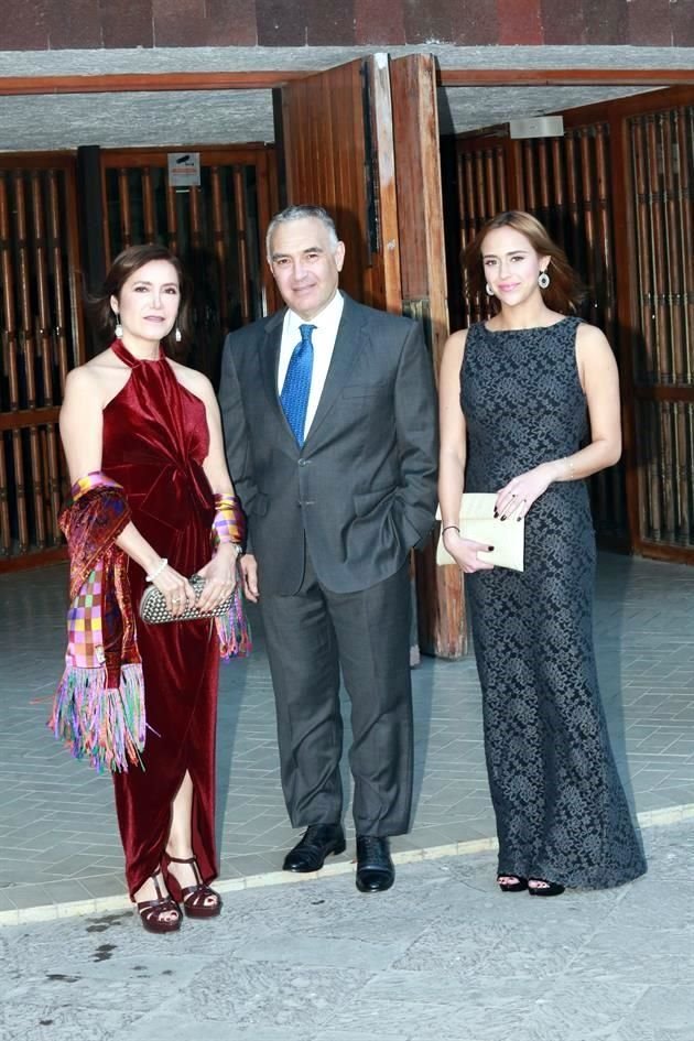 Claudia Villarreal de Canales, Gregorio Canales y Sagrario Gross
