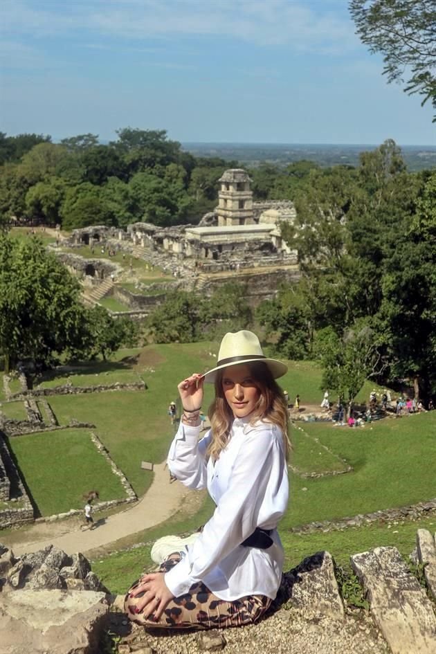 Eugenia González Ballesteros de Escamilla en Ruinas de Palenque, Chiapas.