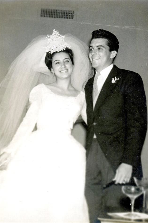 Pilar Lobeira de Madero y Guillermo Madero. SU BODA. Fecha: 6 de mayo de 1961. Misa: Parroquia de Nuestra Señora de Lourdes. Recepción: Casino Monterrey.