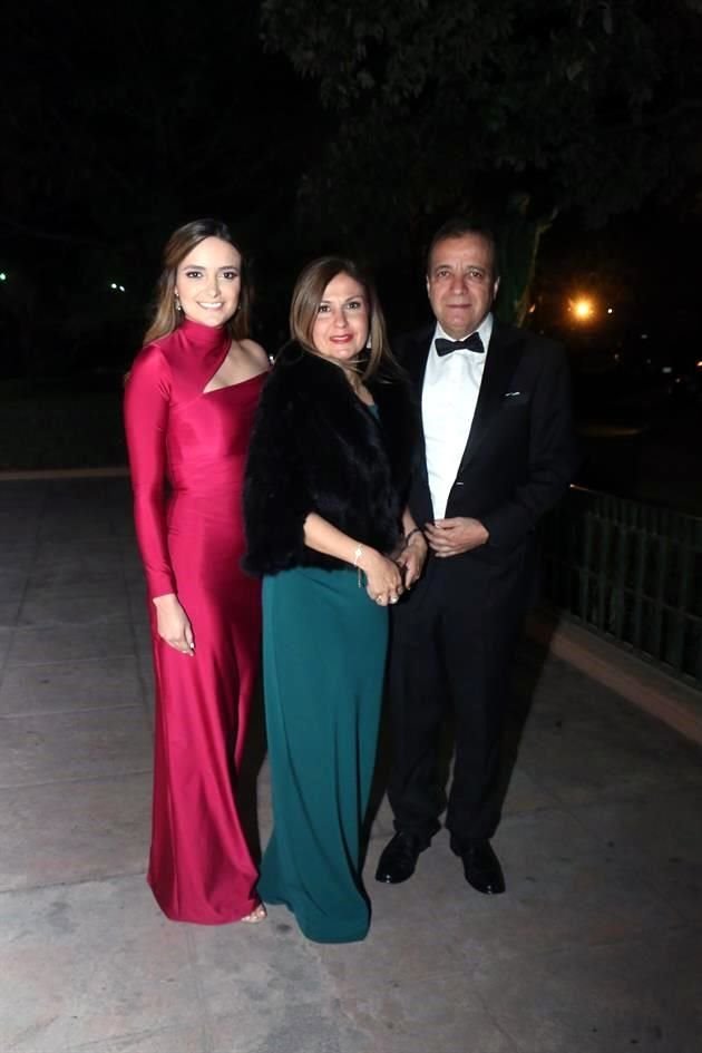 Andrea Espinosa, Adriana Canales y Gustavo Espinosa
