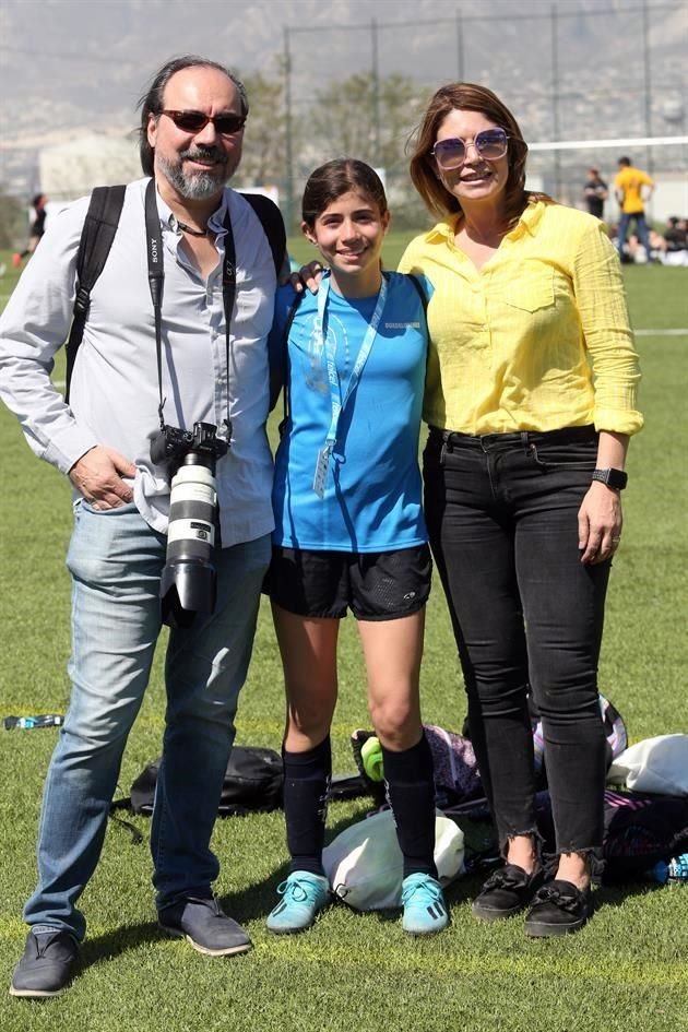 Alvaro Rodríguez, Alejandra Rodríguez y Elvia Tapia de Rodríguez