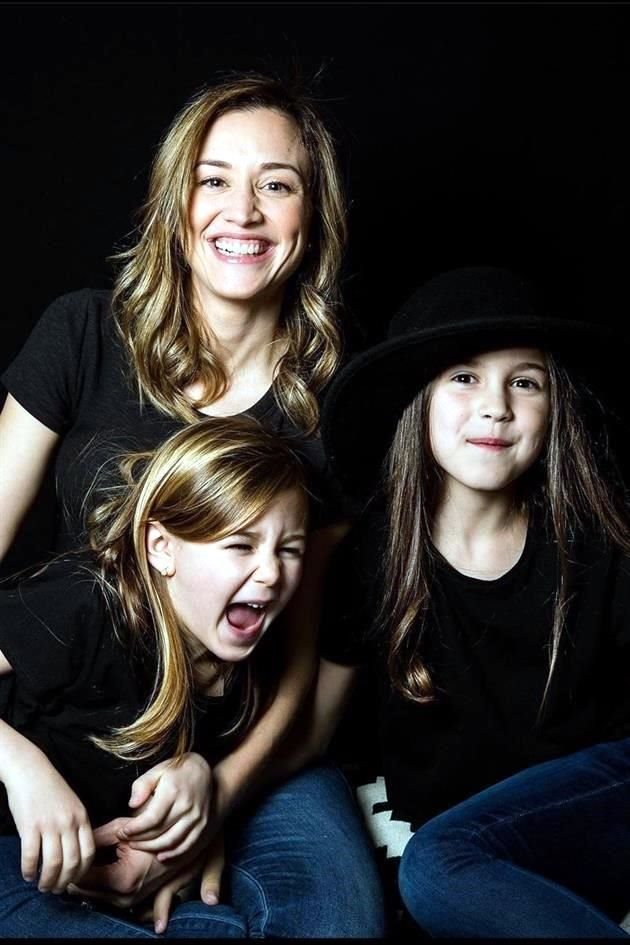 Rodrigo de León subió a su Instagram la foto de su esposa, Victoria Salinas, y sus dos hijas por el Día Internacional de la Mujer, bajo el hashtag #strongwoman.