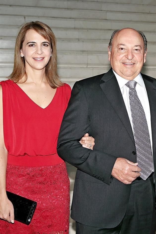 Carmen Garza T. de Salinas con su papá Eduardo Garza T.