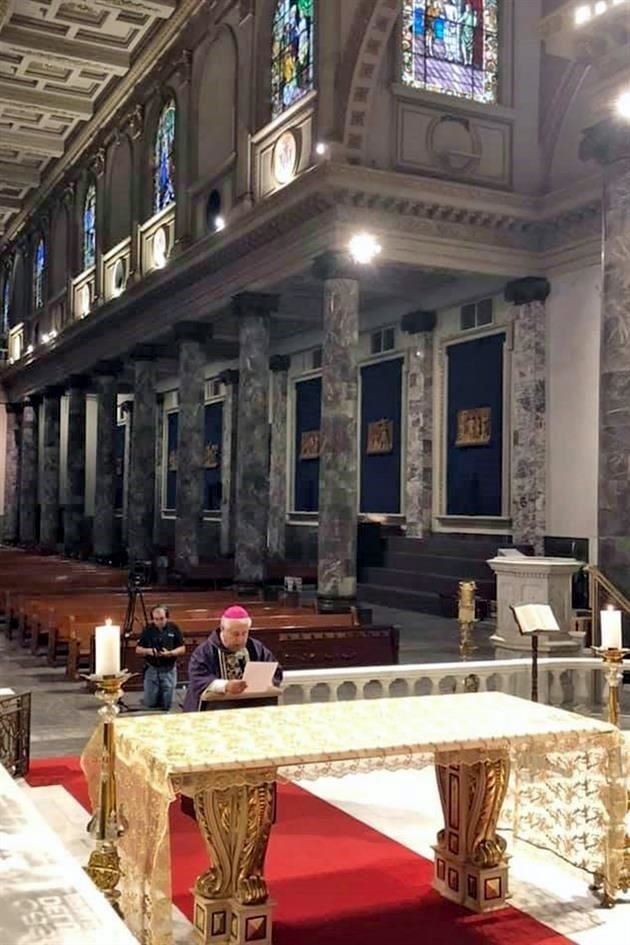 El Arzobispo Rogelio Cabrera López ofició misa dominical sin fieles en la Basílica de Nuestra Señora del Roble. La ceremonia se transmitió en vivo.