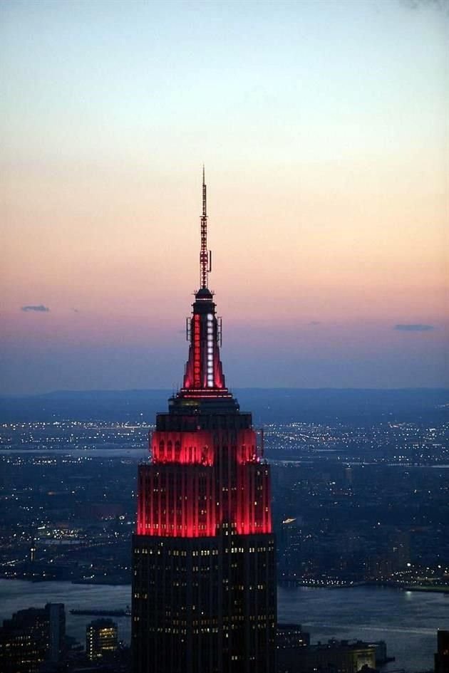 El Empire State, edificio emblema de la ciudad de Nueva York, encendió iluminación roja y blanca en honor a médicos que combaten a Covid-19.