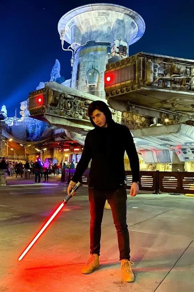 Carlos Te en Galaxy's Edge el parque temático de 'Star Wars' en Disney.