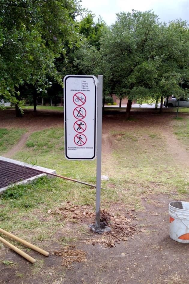 Un letrero donde se prohíben las bicicletas en el lugar ha ocasionado más polémica entre las partes.