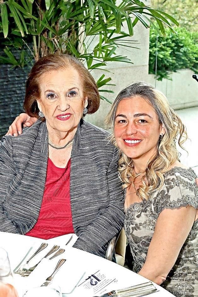 América Treviño de Montemayor con su nieta América Garza Montemayor