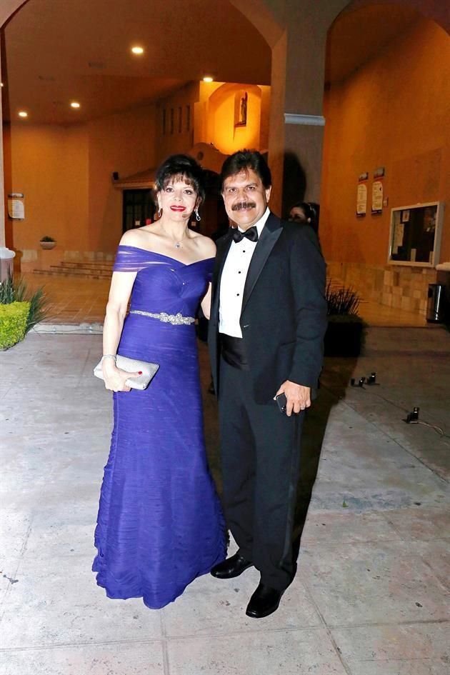 Mery Rodríguez de Cisneros y Octavio Cisneros, papás de la novia