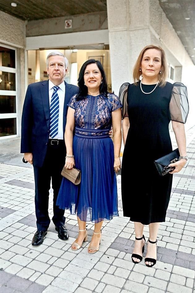 Alberto Bremer, Lorena Salas de Bremer y Magda Saldívar de Bremer