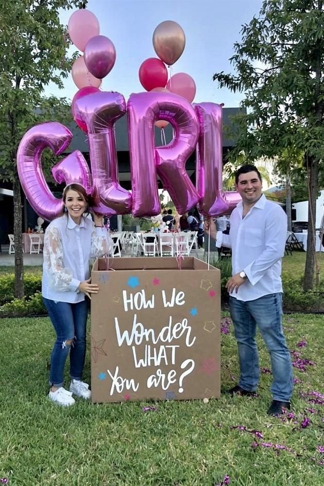 Laura Garza de Medina y Manuel Medina Saro meses antes de que naciera su hija María Emilia, el pasado 6 de junio hicieron esta celebración con globos de color rosa.