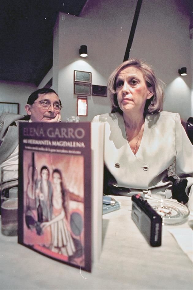 Alfonso Castillo y Helena Paz Garro en entrevista previa a la presentación de 'Mi hermanita Magdalena', en 1999.