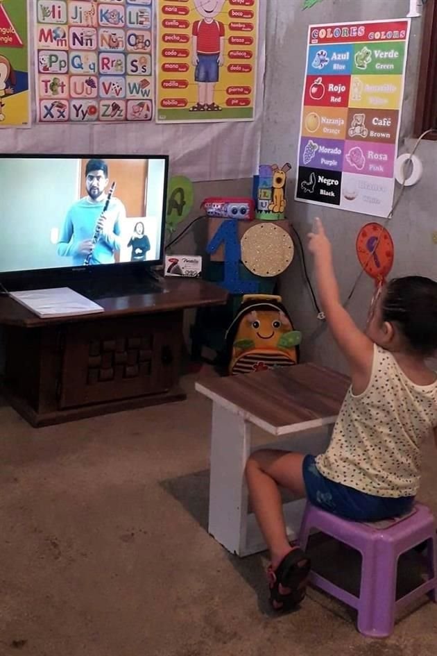 Aunque están frente a un televisor, hay pequeños estudiantes que quieren volver a participar, como esta niña en su primer día de clases, en Tabasco.