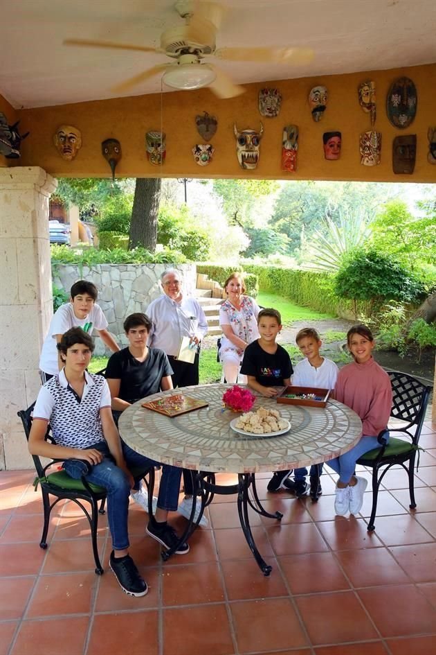 Santiago Guerra, Gabriel Guerra, Ricardo Guerra, Gonzalo Guerra, Alvaro Guerra y María Guerra  con sus abuelos Ricardo Guerra y Catalina Martínez de Guerra