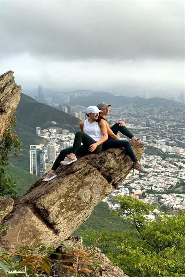 Alejandra Rubio y Magaly Guerra en Cerro El Chupón