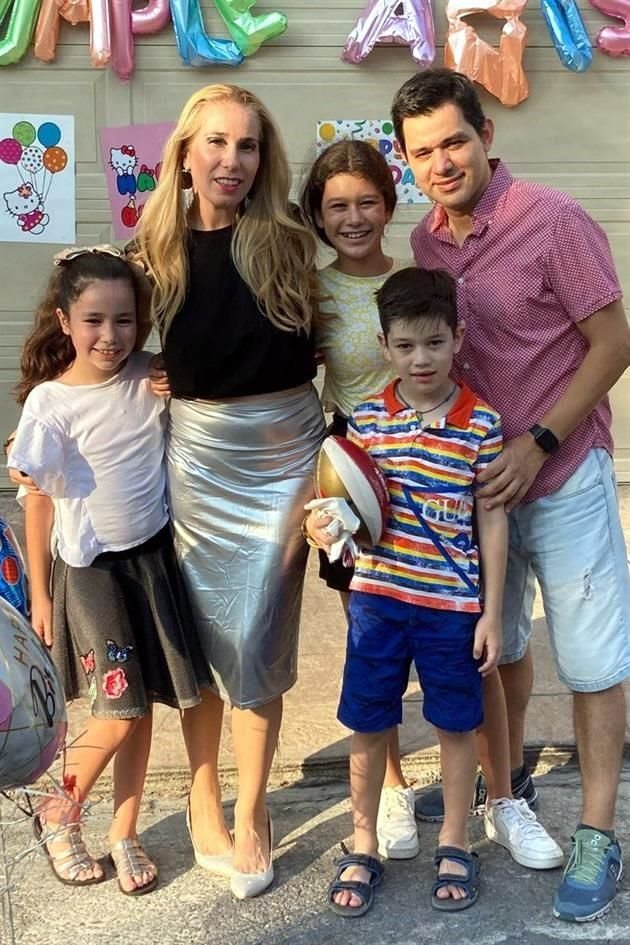 Juan Carlos Castro y Lizeth Guajardo de Castro con sus hijos