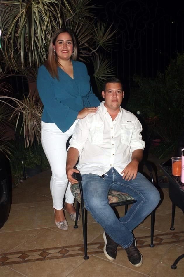 Gabriela Villarreal y Pedro Flores