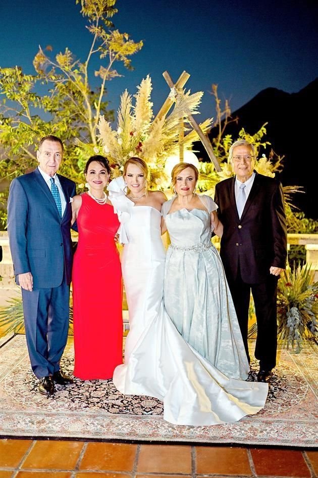 Rolando Garza, Rocío González, la novia, Verónica Villarreal Escamilla y Alberto Villarreal