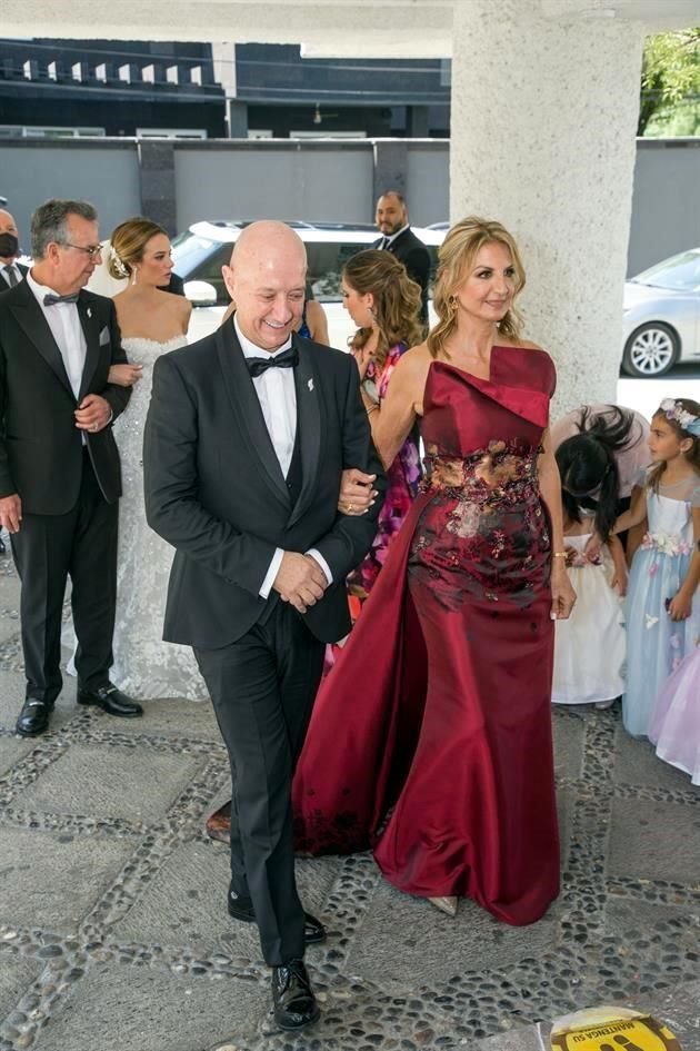 Juan José Altamirano y Adriana Marcos de Marcos, papá del novio y mamá de la novia