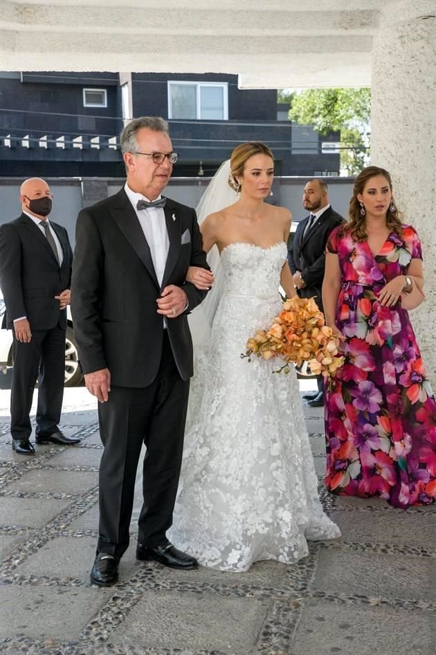 La novia con su papá Gustavo Marcos