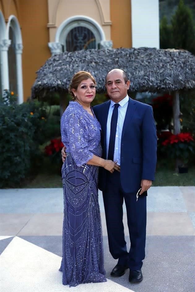 Dora Patricia Mendoza y Ricardo Monsivais